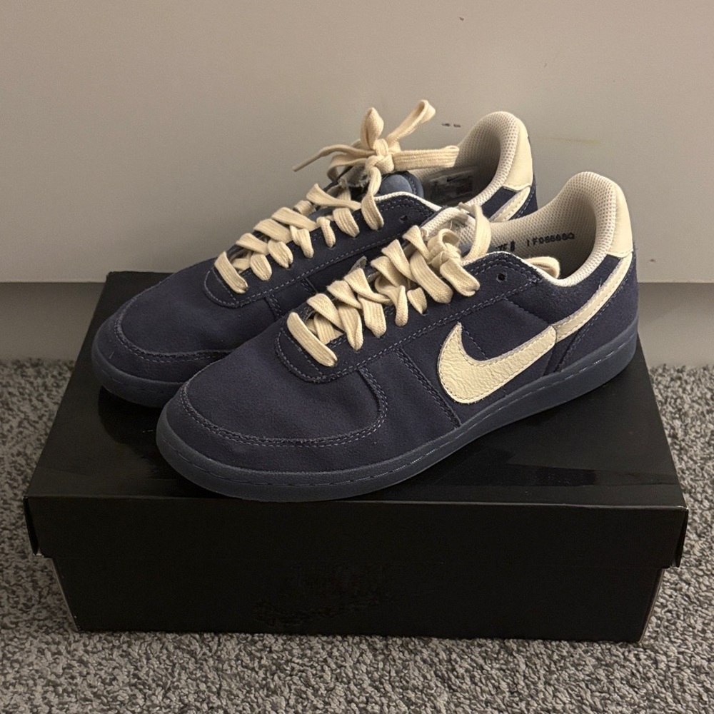 Nike Field General Size 8 men’s (women 9.5) Diffused Blue